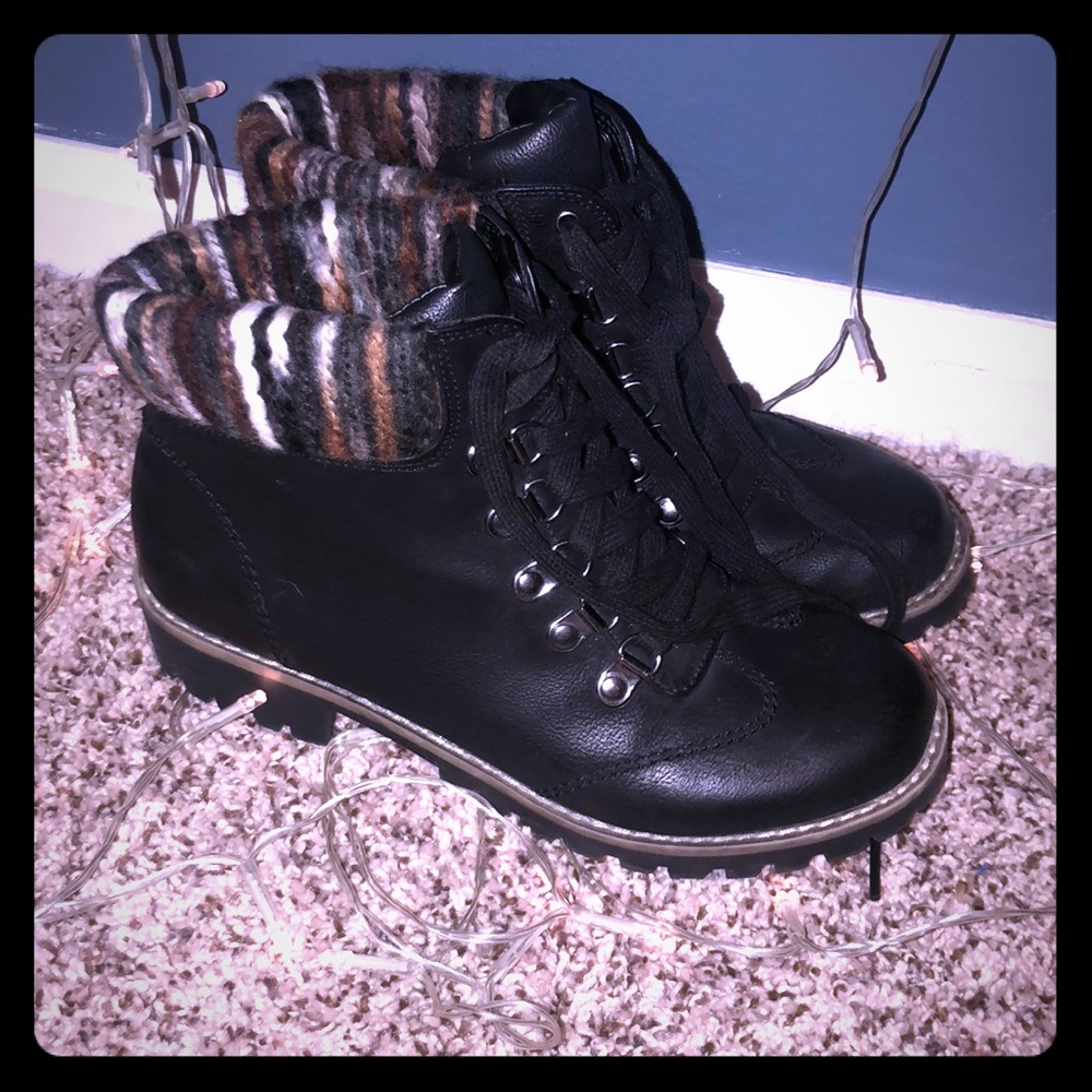 Cliffs by white mountain short black boot